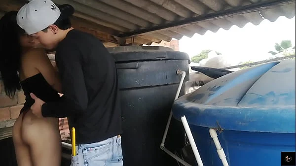 Plomero se folla a la puta de su HIJASTRA CUANDO SALE DE LA CASA (parte 1)