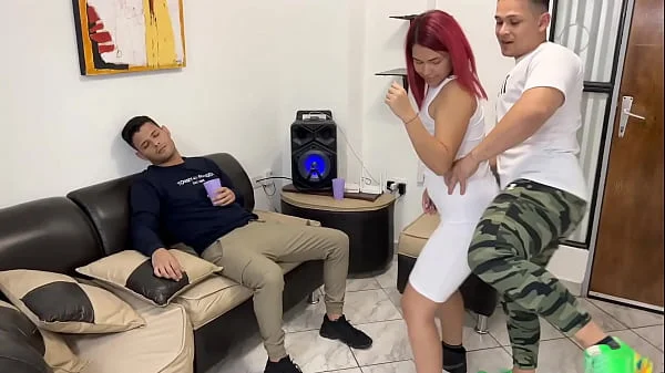 Bailando con La Esposa de mi Amigo y Aproveche para Frotarle mi Polla en Su Culo al frente de el NTR Historia Netorare