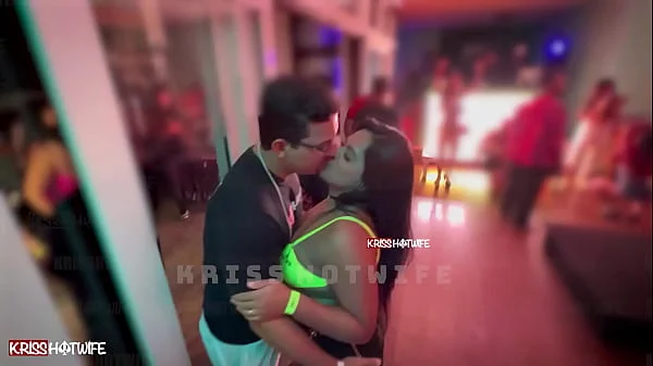 Beijando outro na festa na frente do meu corno / Kissing another at the party in front of my cuckold