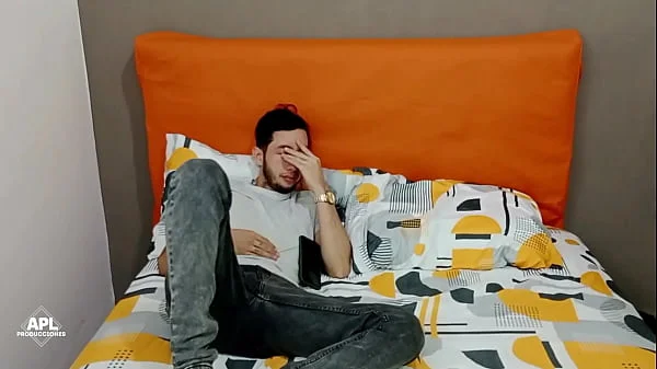 Comparto habitación con mi madrastra, pero al ver su gran culo en ropa interior no pude resistir las ganas de follarmela. PARTE 1