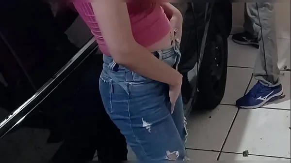 Funcionário safado conserta carro da gostosa na oficina!