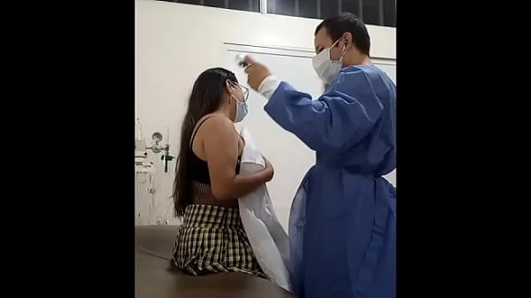 doctor y paciente se ponen calientes para follar en el consultorio medico, cita medica inicia muy bien