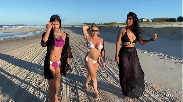 Aquele passeio nua com minhas amigas na praia, os rapazes muito excitados em nos ver peladinhas tomando sol.