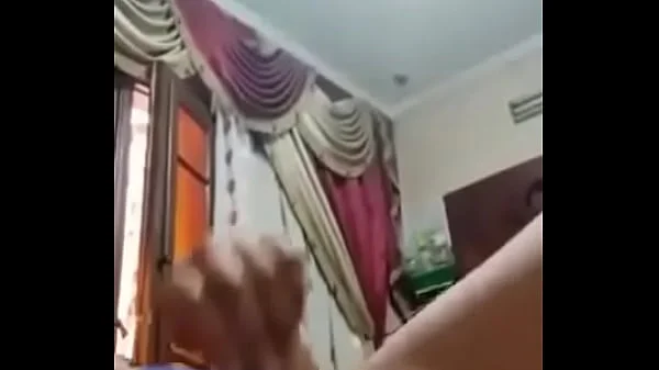 ماما بتنيك نفسها