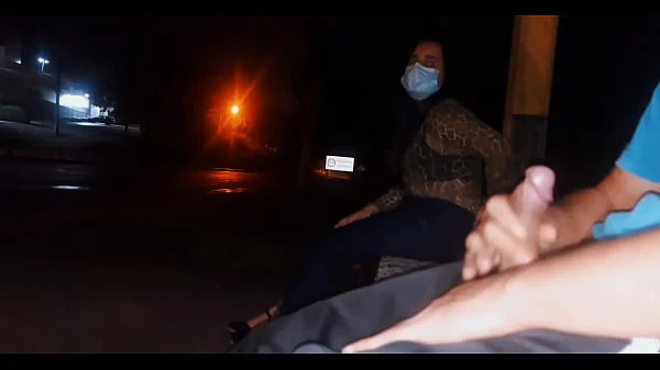 Sério !! Eu corro o risco de colocar meu pau na frente dessa mulher esperando o ônibus ... Como ela vai reagir?