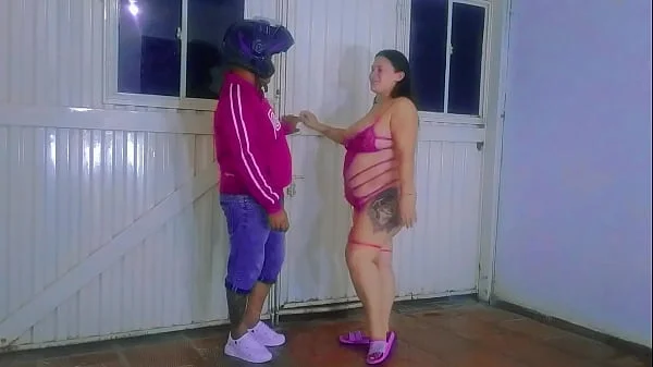 The delivery man fucks me. I receive the delivery man in lingerie and I end up getting fucked, he puts his cock without a condom in my wet pussy. Would you have fucked me too? I am a chubby girl with big tits who is very horny