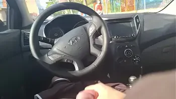 Pedindo informações na rua para uma bela mulher no ponto de ônibus!