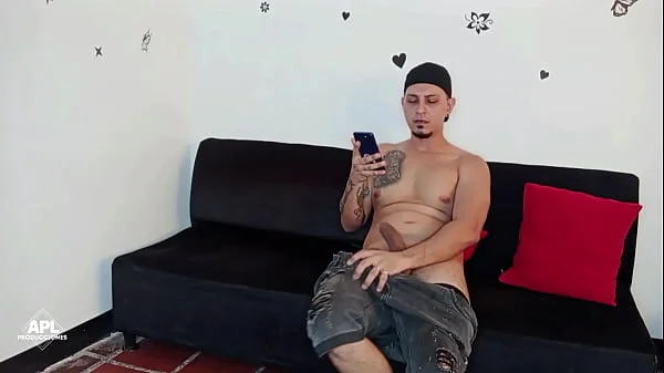 Hermosa gordita de gran culo chupa la polla de su amigo hasta sacarle la leche. PARTE 1