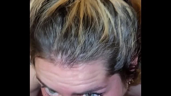 Rubia se la traga toda y se viene a chorros