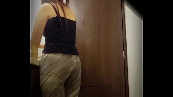 Espiando a Milet la amiga  de mi novia en el baño