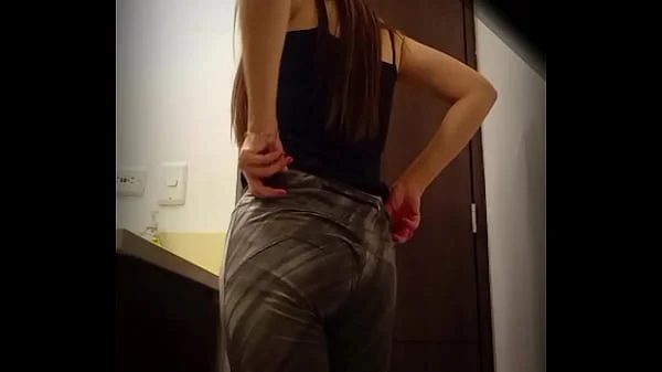 Espiando a Milet la amiga  de mi novia en el baño