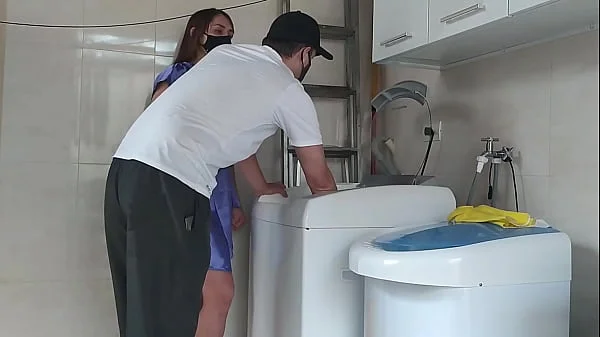 Casada provocando o técnico que foi arrumar a máquina de lavar roupas, a safada abriu o roupão na frente dele (Completo no RED e no Sheer)