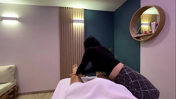 Masseuse caught the client jerking off and gave him a happy ending massage