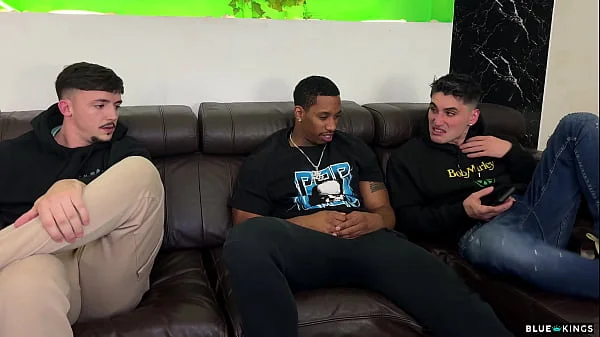 Se folla a sus 3 amigos por separado en la misma casa sin que se enteren