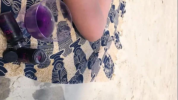 Casada com micro biquini na praia