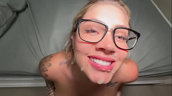 Secretaría culona y de tetas grandes es follada fuerte por su jefe y recibe cum en sus ojos - Sara Blonde