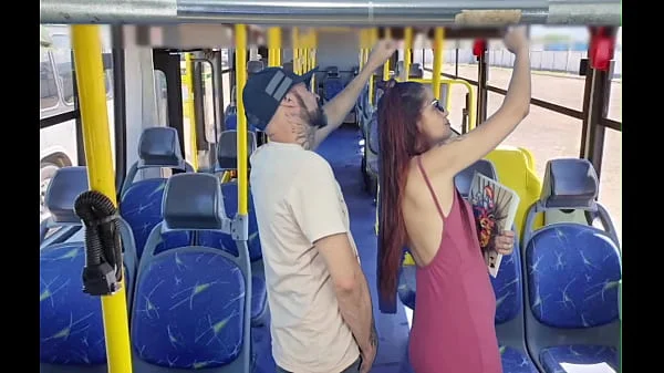 Estudande sendo encoxada por velho no onibus em público!