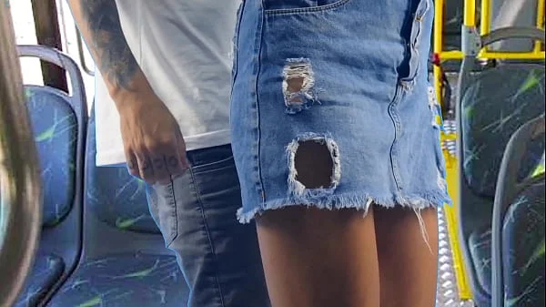 Jovem estudante leva encoxada dentro onibus!