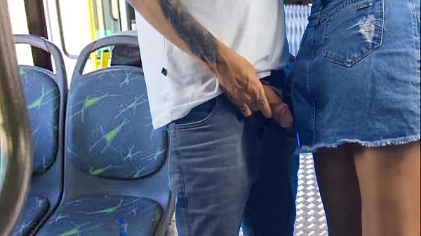 Jovem estudante leva encoxada dentro onibus!