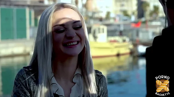 Nathalie, une belle blonde savourant l'anal...