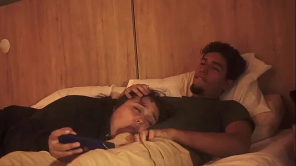 Mi hermanastro me mete su pene en mi boca mientras estamos acostados,no tuvo piedas con mi boquita y me la lleno de leche tratandome como su putita