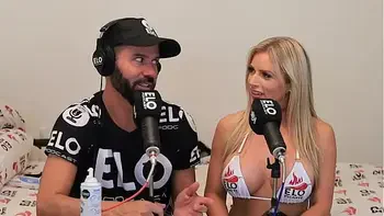 Huney Baked Melons folla con Elo Podcast en medio de la entrevista