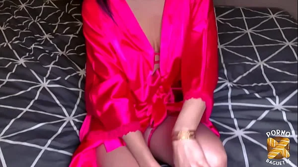 Didi, la belle brunette, veut se prendre deux bites