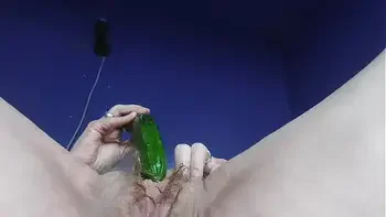 Oma neukt harige kut met komkommer