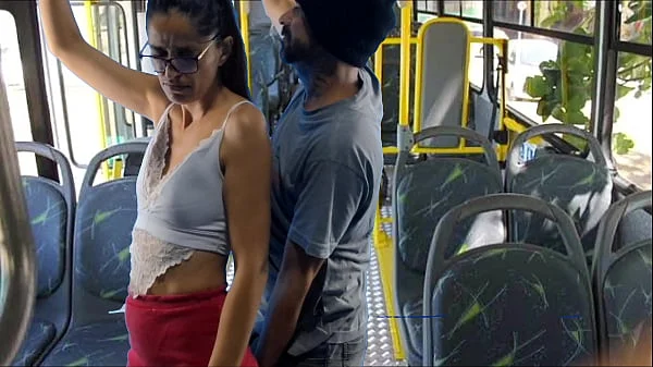Estudante é encoxada e fudida por um estranho dentro do ônibus!