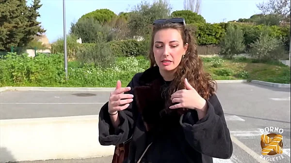 Livia, jeune bombasse, veut se faire bien baiser