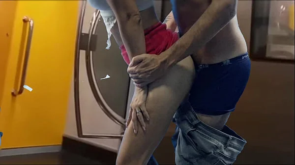 Novinha sendo encoxada e fudida no transporte público ( trem)