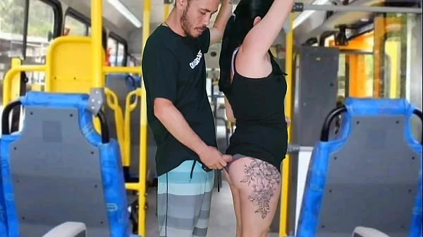 Morena tateando no ônibus