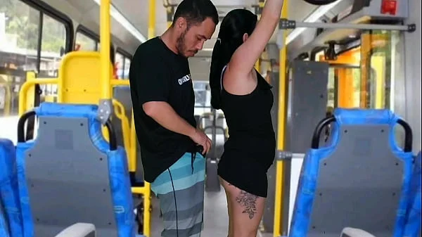 Morena tateando no ônibus