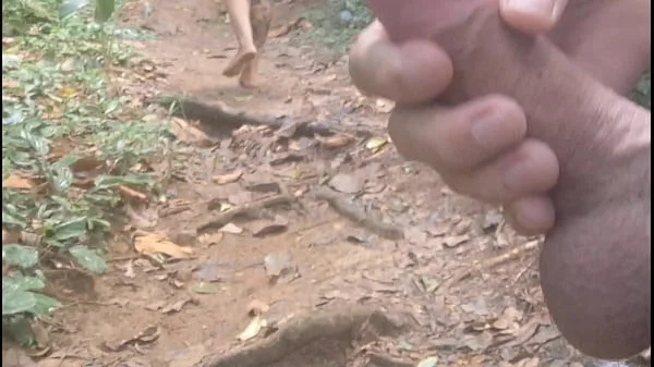 Garota me pega se masturbando na trilha da praia e fica me observando!