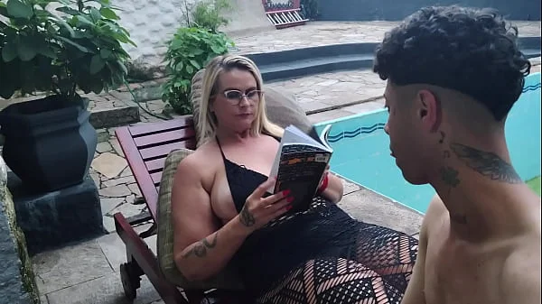 Madastra seduz seu ENTIADO com sua Bunda enorme seu. Irmãozinho virgem punheteiro fica espiando foi aquele sexo em público cons 2 ENTIADO ( veja no fechado