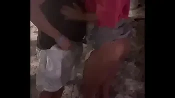 Casada safada conhece solteiro na praia, provoca o macho em um canto deserto depois vai conhecer o quarto dele enquanto corno filma tudo! COMPLETO NO SHEER