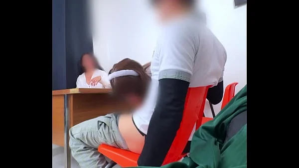 MAESTRA MEXICANA Poniendo Examen Extraordinario a Estudiantes en el salón! HAY OTRA Manera de Pasar MAESTRA? Les pide Cuerpo para pasar la Materia!