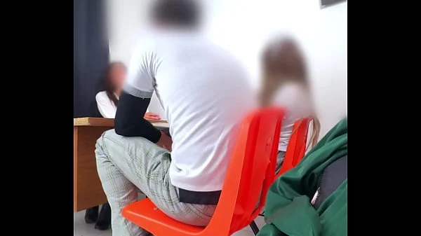 MAESTRA MEXICANA Poniendo Examen Extraordinario a Estudiantes en el salón! HAY OTRA Manera de Pasar MAESTRA? Les pide Cuerpo para pasar la Materia!