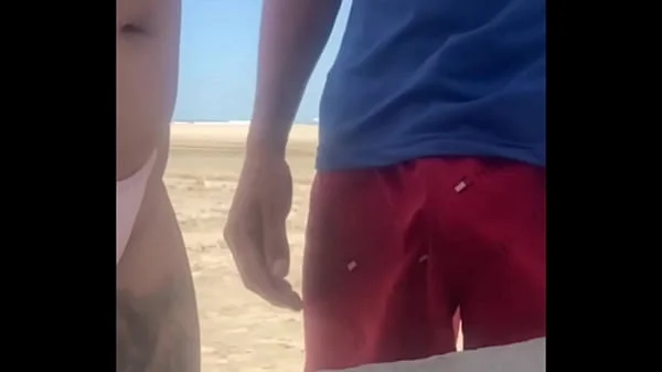 Deixei o novinho pegar na minha Buceta na praia e lógico que eu também peguei no pau dele