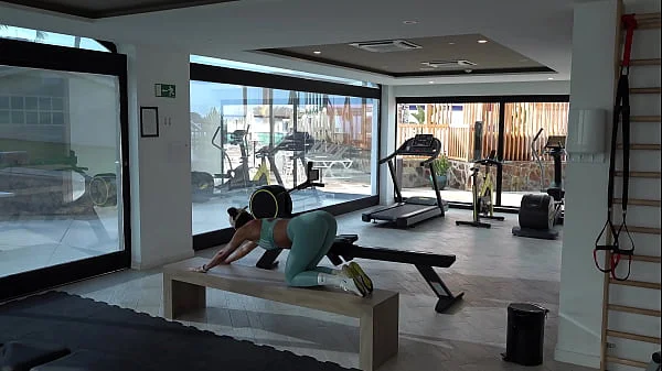 Fit Teen Bubble But Fucks her Personal Trainer after the Gym