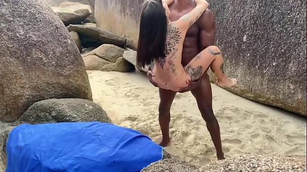 BBC FODENDO BUCETAS DE NOVINHAS NA PRAIA