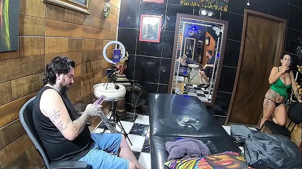 Vloog Essa Morena Tatuou a Bunda e Fez a Tatuagem Igual da Cantora Anita