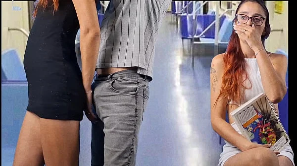 Safada estudante deixa estranho encoxar sua bunda em público!