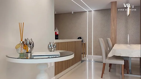 Descubrí al amigo de mi hijo oliendo mi lencería y le di una valiosa lección