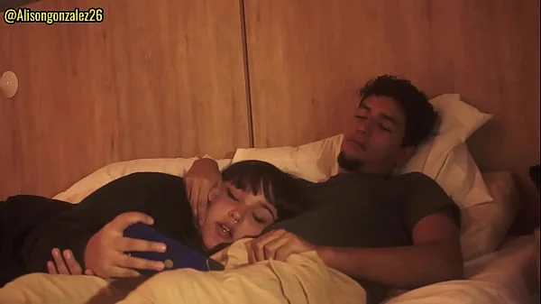 Mirando una pelicula con mi padrastro y sin querer me trague su pene (casi nos descubren)