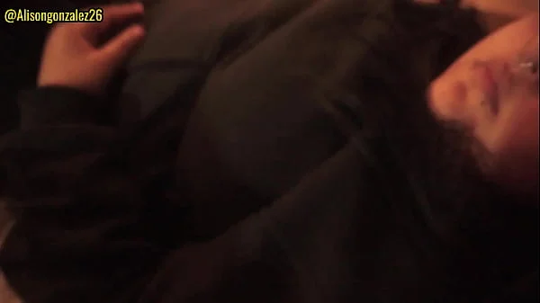 Mirando Netflix con mi hermanastra pero no pude evitar meter mi pene en su boca, casi nos descubren!!