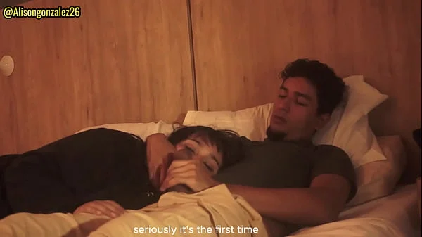 Mirando Netflix con mi hermanastra pero no pude evitar meter mi pene en su boca, casi nos descubren!!