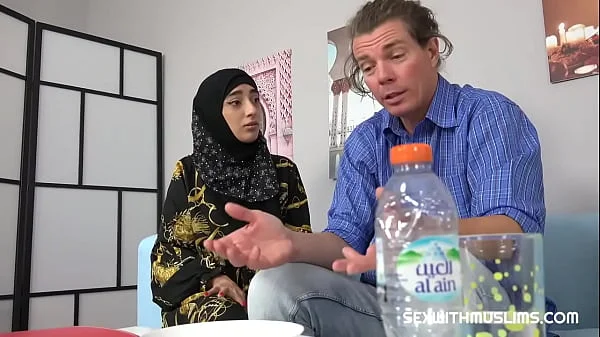 Sexy Muslim babe spreads her legs instead of cooking lunch