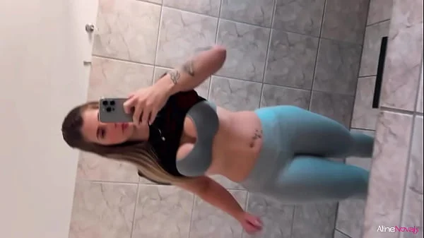 Me masturbando ESCONDIDA no banheiro da ACADEMIA - Aline Novak