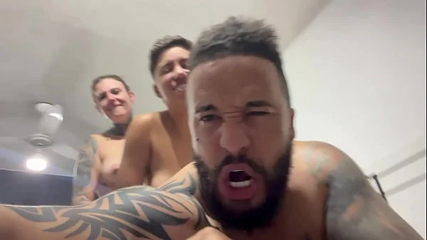 Aquele sexo gostoso sentindo a socada ate o fim no cu e na buceta no pelo ate gozar juntos !